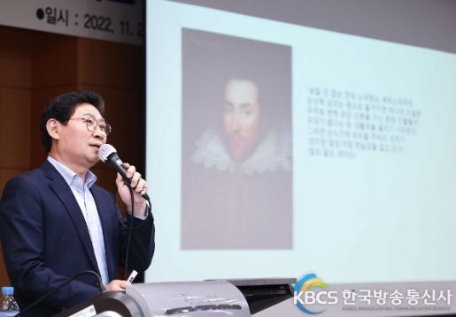 이상일 용인특례시장이 경기대학교 교육대학원에서 초·중·고 예비교사들을 대상으로 특강을 하고 있다.