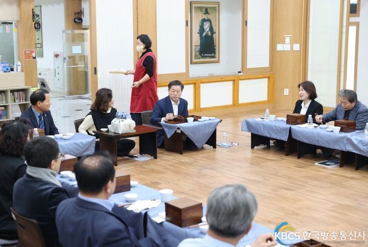 )광명문화원 오리서원에서는 29일 박승원 광명시장 및 관계자들을 초청해 오리 이원익의 청백리 정신을 계승하고 바람직한 공직자상을 정립하는 ‘청렴인성교육’에서 제공될 ‘청렴밥상’에 대한 시식회를 진행했다