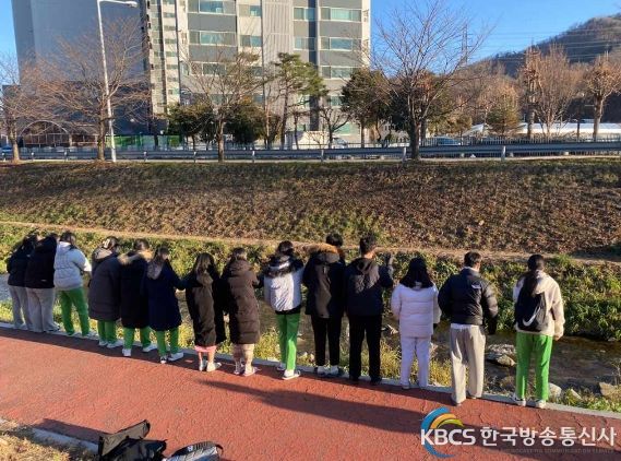 하천 살리기 활동으로 EM 흙공 던지기