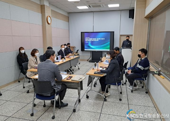 김포시는 지난달 23일 빅데이터 분석수요 관련 부서장 등 관계자들이 도시안전정보센터에서 데이터기반행정 활성화 기본계획 수립 보고회를 진행하는 모습이다.