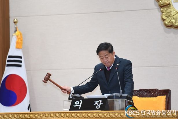 윤창철 의장이 양주시 초등학생 입학축하금 지원 조례안을 의결하고 있다.