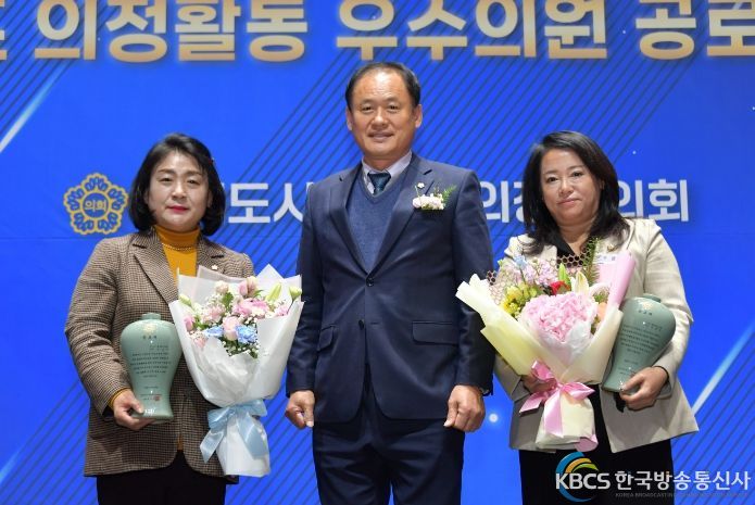 동두천시의회 임현숙·이은경 의원, 경기도 시군의회의장협의회 공로패 수상
