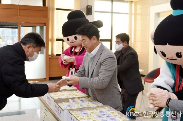 김동근 의정부시장, 새해맞이 떡국 배식 참여