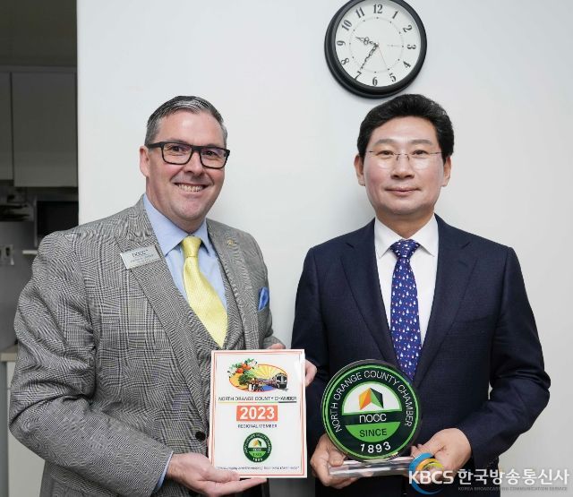 이상일 용인특례시장이 미국시각 12일 미국 캘리포니아주 플러튼 시청에서 북오렌지카운티 상공회의소 앤드루 W 그렉슨 회장과 기념촬영을 하고 있다.