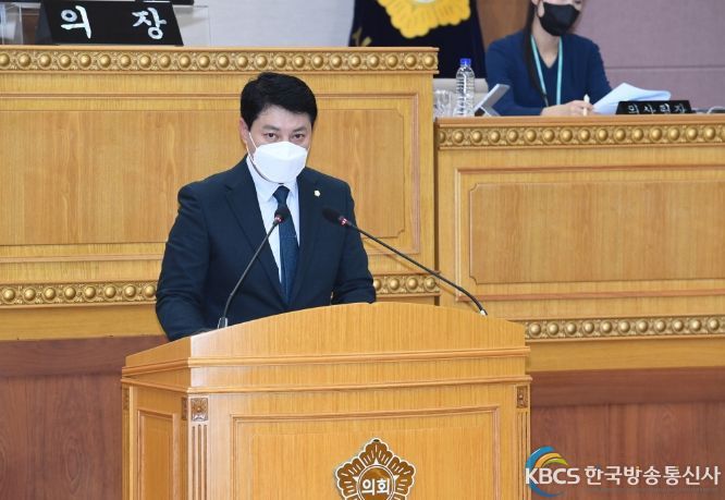 한상민 부의장이 704번 버스노선 현행 유지 촉구 건의안을 대표 발의하고 있다.