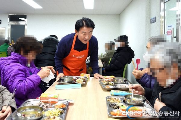 김동근 의정부시장, 정월대보름 맞이 경로식당 배식 봉사활동 참여