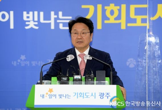 강기정 광주광역시장이 15일 오후 시청 브리핑룸에서 덕남정수장 수돗물 유출사고와 관련해 브리핑을 하고 있다.
