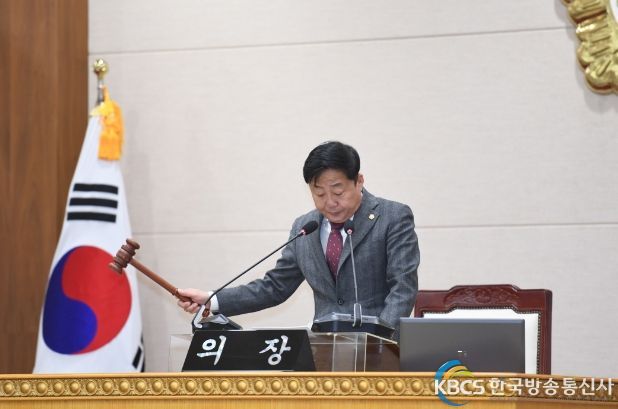 윤창철 의장이 제352회 임시회 제1차 본회의에서 ‘양주시 저소득 주민 생활안정     지원 조례안’을 의결하고 있다.