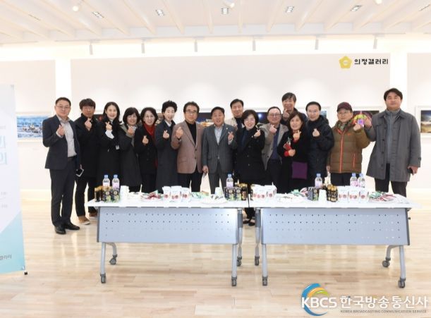 윤창철 의장과 강혜숙 의원이 한국사진작가협회양주지부 회원들과 함께 기념촬영을 하고 있다.