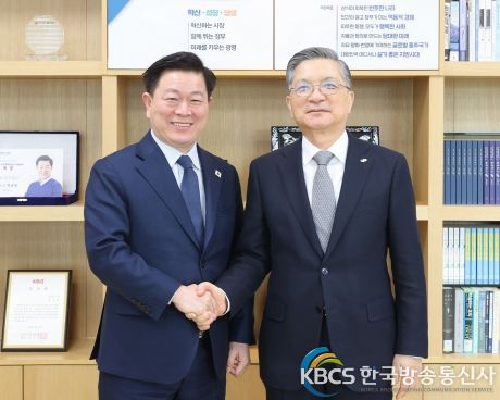 박승원 광명시장은 3일 이한준 LH(한국토지주택공사) 사장을 만나 광명시흥 신도시, 광명하안2지구 등 주요 현안 사항을 점검하고, 원활한 사업추진을 위하여 관계기관 협의체를 구성 지속적인 논의를 이어가기로 했다.