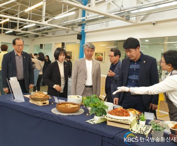 왼쪽부터 관계공무원, 위영란 부위원장, 장철규, 배정수 의원이 화성시 향토 음식에 관한 설명을 듣고 있다.