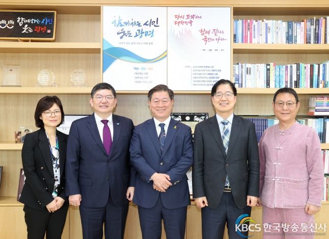 박승원 광명시장은 17일 오전 시청에서 탄소중립 정책을 공유하고 공동 추진 방안을 논의했다.(좌측 첫번째부터 김연지 경기도 에너지 산업과장, 차성수 경기도 기후환경에너지국장, 박승원 광명시장, 김규식 광명시 부시장, 박민관 광명시 환경수도사업소장).