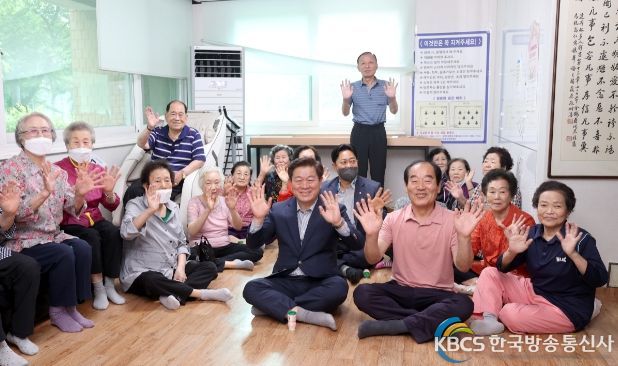 박승원 광명시장은 가정의 달을 맞아 19일 경로당을 방문하여 어르신 300여 명과 뜻깊은 소통의 시간을 가졌다.