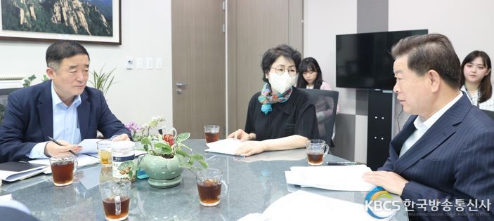 박승원(오른쪽) 광명시장은 전국평생학습도시협의회 회장 자격으로 18일 강득구(왼쪽) 국회의원실에서 열린 평생교육 주요 기관장과 정책간담회에 참석했다