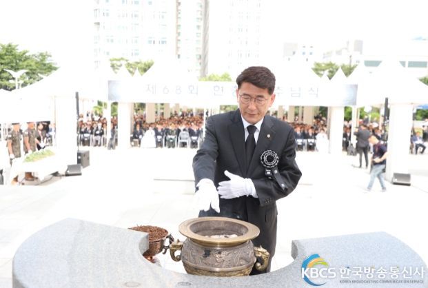 수원특례시의회, 제68회 현충일을 맞아 수원시 현충탑 참배