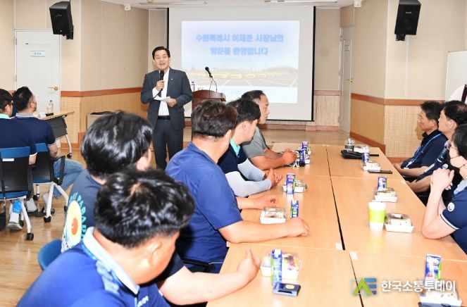 이재준 수원시장이 인사말을 하고 있다.