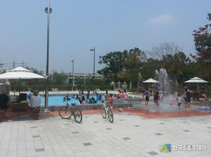 시흥시청사 야외 휴게공간 내 물놀이 시설... 25일부터 개장