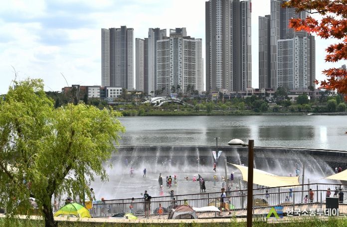 시민들이 수원 광교호수공원 신비한물너미에서 여름철 물놀이를 즐기고 있다.