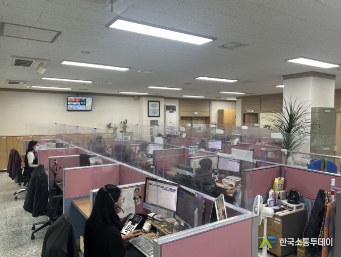 휴먼콜센터에서 상담원들이 상담을 하는 모습