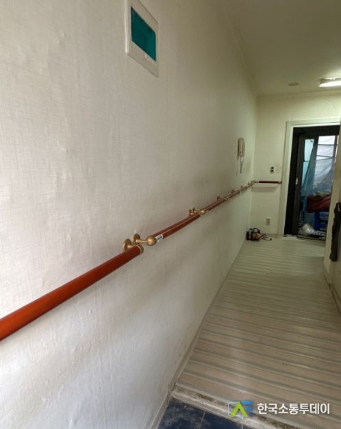 안전 손잡이가 설치된 가정의 모습