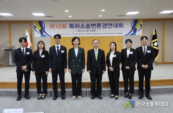 특허부문 1등상을 받은 서울대 로스쿨팀(조승완, 최서린, 김택민), 이인실 특허청장, 김용석 특허법원장, 상표·디자인 부문 1등상을 받은 전남대 로스쿨팀(정혜수, 이효경장민수) / 사진=특허법원 제공