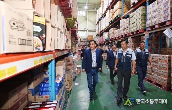 이재준 시장(왼쪽)이 중소유통공동도매 물류센터를 둘러보고 있다.