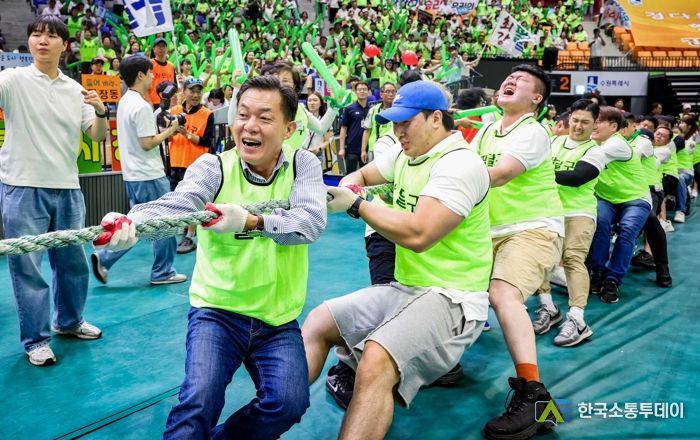 이재준 수원시장이 수원특례시 체육대회에서 시민들과 함께하고 있다.