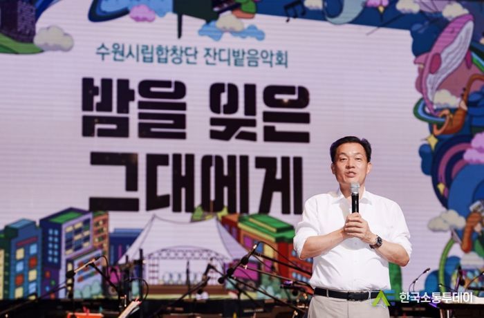 이재준 수원시장이 시민들에게 인사하고 있다.