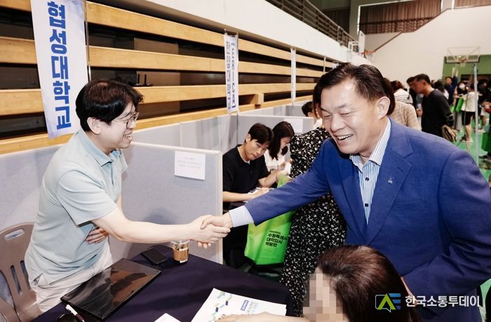 이재준 수원시장이 2024학년도 수시전형 대학입시박람회장을 둘러보고 있다.