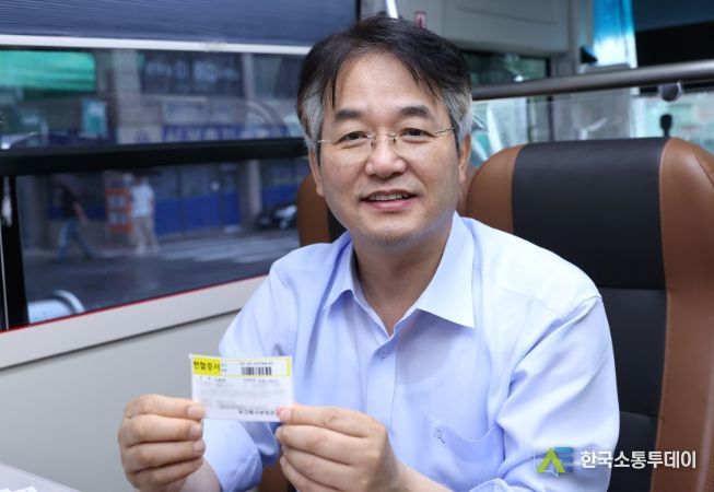 헌혈증 들고 있는 이동환 고양특례시장