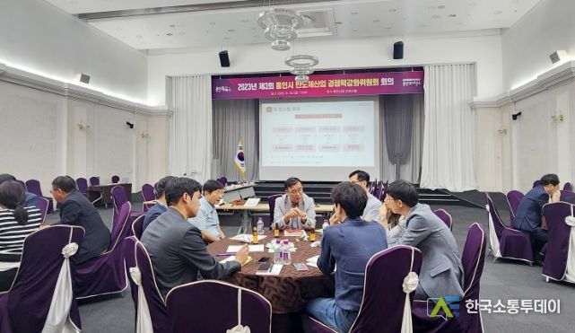 용인특례시는 지난 22일 시청 컨벤션홀에서 ‘제3회 반도체산업 경쟁력강화위원회’ 회의를 열었다