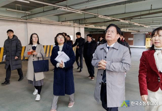 박강수 마포구청장이 공영주차장 시설물을 점검하고 있다