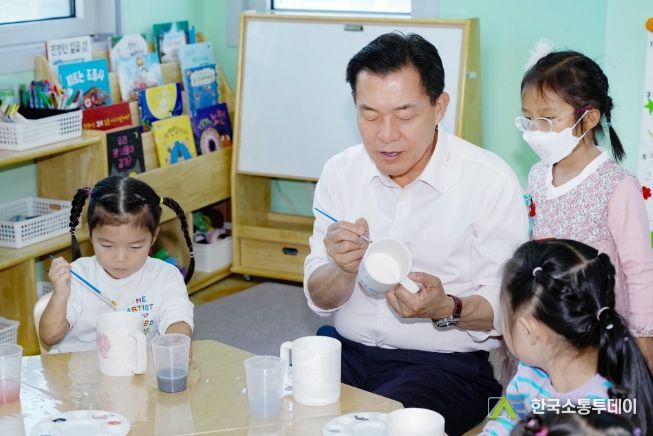 이재준 수원특례시장이 수원시청어린이집에서 일일 보조교사를 하고 있다.