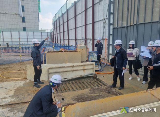 비산먼지 발생사업장에서 현장기술지도를 하는 모습