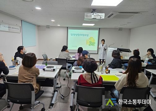 대구 동구청(구청장 윤석준)은 지역주민 130여 명을 대상으로 ‘알맹생활 체험교실’을 운영했다.