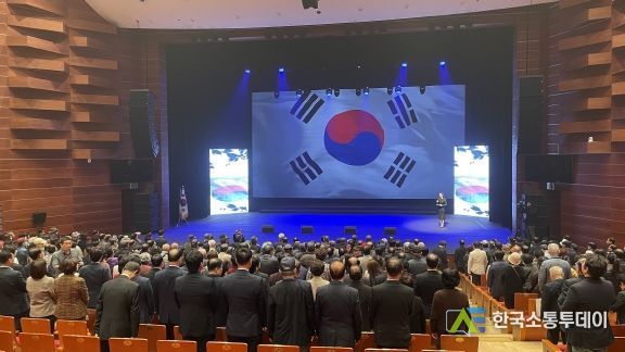 대구 수성구(구청장 김대권)와 대구지방보훈청(청장 박현숙)이 지난 9일 개최한 보훈문화제 ‘독립, 문화로 다시 꽃 피우다’에서 참석자들이 국기에 대한 경례를 하고 있다.