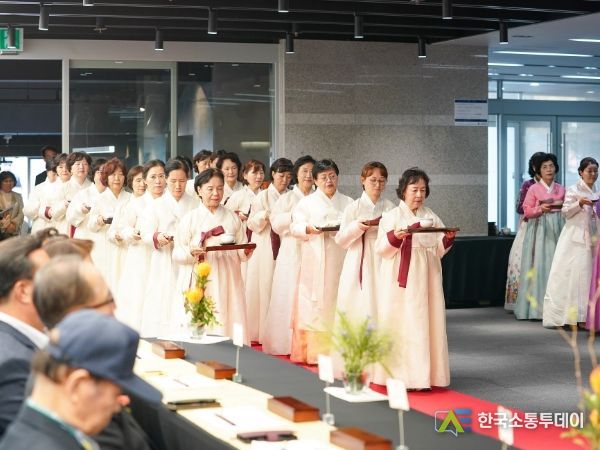 대구 수성구여성단체협의회는 지난 9일 수성아트피아에서 수성구 보훈단체장과 회원들을 모시고 2023 전통 다례회 행사를 개최했다.