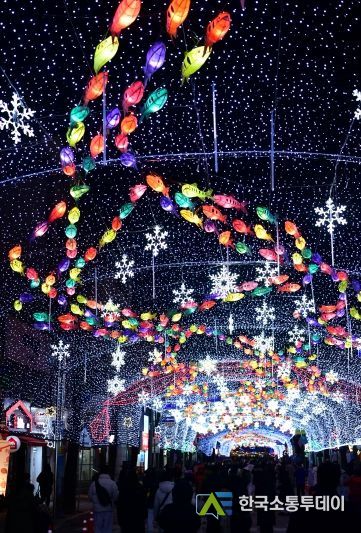 화천의 겨울축제 시즌 개막을 알리는 2024 얼음나라 화천산천어축제 선등거리 점등식이 23일 밤, 화천읍 중앙로 일대에서 열렸다.