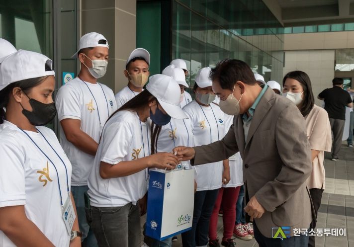외국인 계절근로자 입국 환영 사진