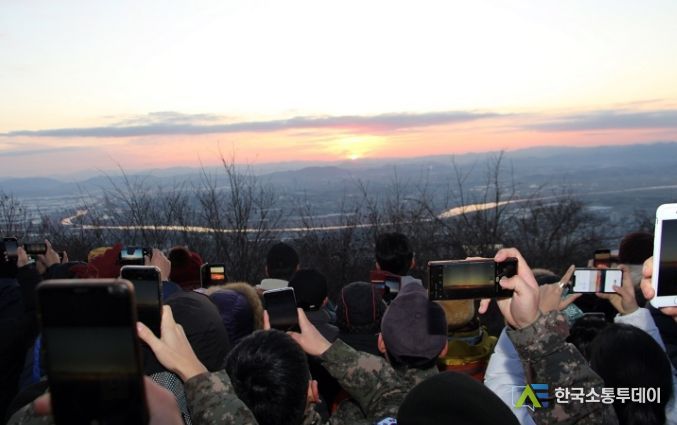 나주시가 2024년 갑진년 새해 해맞이 행사를 내년 1월 1일 오전 7시 10분부터 금성산 산정상부인 노적봉에서 개최한다. 금성산에서 바라본 일출 장면(사진제공-나주시)