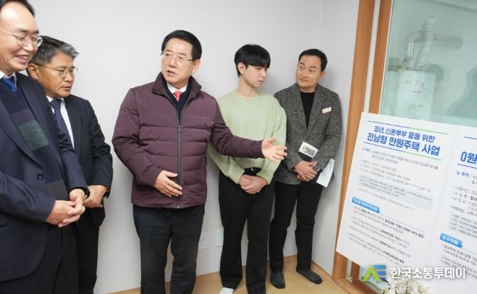 김영록 전라남도지사가 2일 오후 나주시 송월동 취업 청년 0원 임대주택을 방문, 입주 청년들과 간담회를 갖고 주거 애로사항 청취 및 전남형 만원주택 등 청년주거정책에 관한 의견을 나누고 있다.