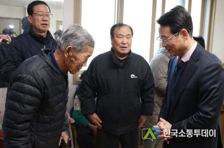 강진원 강진군수가 지난 4일, 푸른 청룡의 해를 맞아 대구면 청용마을을 찾았다.