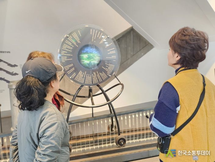 용산역사박물관 전시해설 자원봉사자가 해설 중이다.