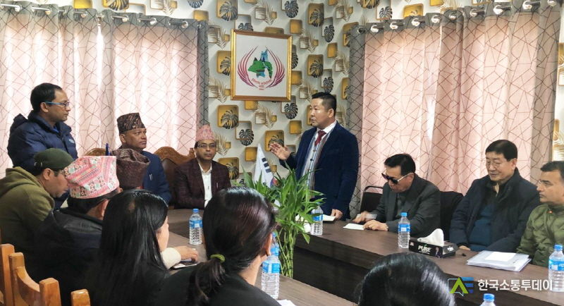 네팔 자파시장과 정부관계자와 전기 절감기 시연 및 절감에 대해 설명하고 있는 박기훈 회장(중앙)