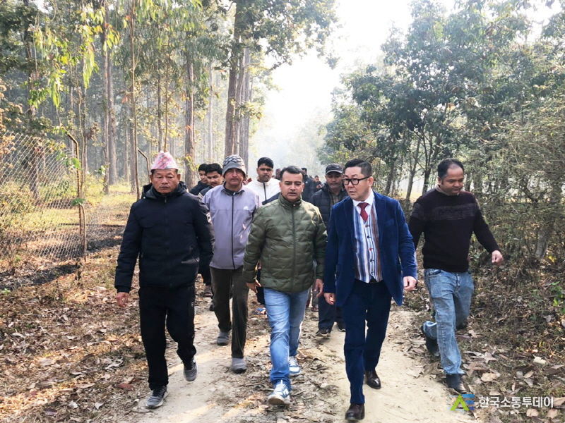 네팔 정부기관 관료들과 향후 공장 설립 부지 견학