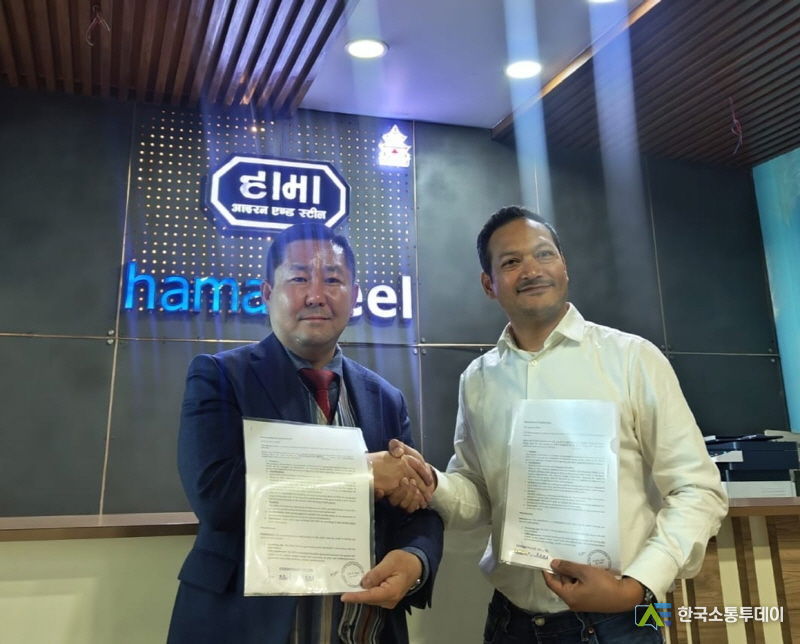 네팔 하마스틸공업주식회사 대표이사(우)와 민간투자 MOU체결 후 기념촬영하고 있는 박기훈 회장