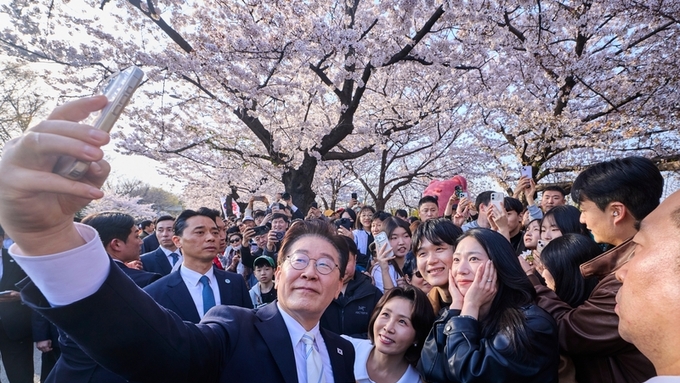 이대통령 부부, 윤중로 시민 소통