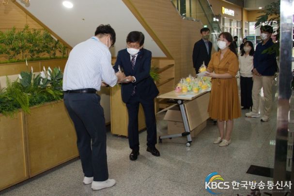 6일, 청사 1층에서 최교진 교육감이 한글 홍보물을 직원들에게 나눠주며 한글 사랑 운동을 하고 있다.