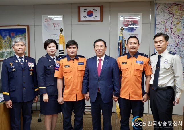 (왼쪽부터) 김성공 의용소방대연합회장, 이채원 의용소방대연합회 부회장, 스렝 번리스, 최민호 세종시장, 로어 보리스, 최용철 세종소방본부장