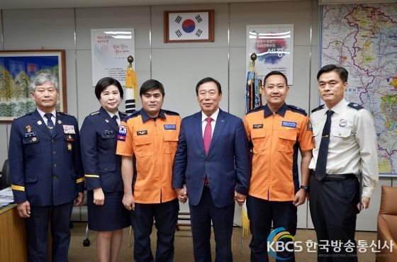 (왼쪽부터) 김성공 의용소방대연합회장, 이채원 의용소방대연합회 부회장, 스렝 번리스, 최민호 세종시장, 로어 보리스, 최용철 세종소방본부장